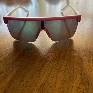 Spy optics. Pretty new only worn a few times.
